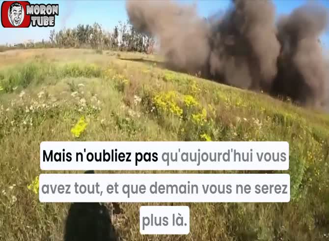 Video :Under Russian artillery bombardment, a Ukrainian soldier walks